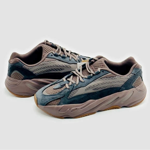 Yeezy 700 v2 Mauve - Picture 2 of 13